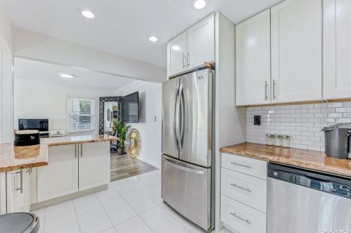 59 Avondale St, Valley Stream NY 11581-1801 exterior