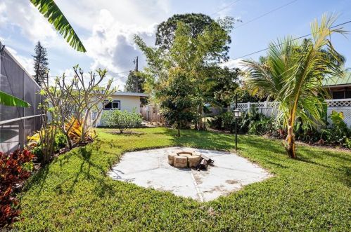 688 102 Ave, Naples FL 34108-3215 exterior