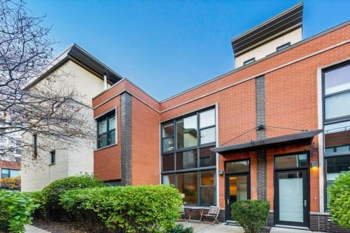 940 Crosby St, Chicago IL  60610-2402 exterior