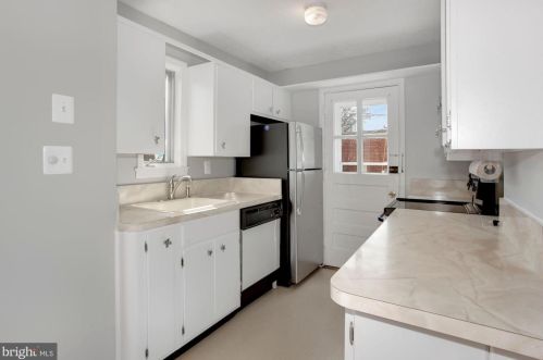 2022 21 St, Arlington VA 22201-3607 exterior