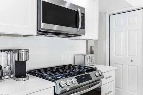 827 102 Ave, Naples FL 34108-3214 exterior