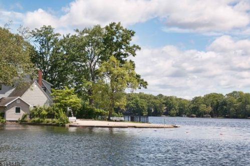 22 Cedar Lk, Parsippany NJ 07834-1805 exterior