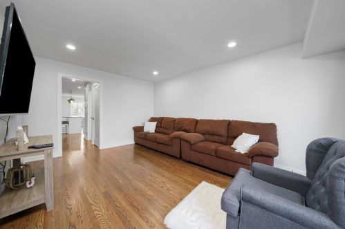 5606 Parkside Ave, Chicago IL 60646-6421 exterior