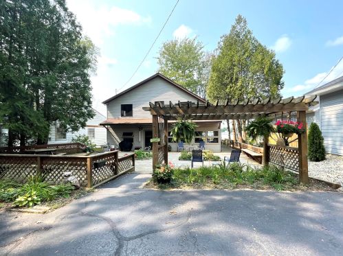 536 Eagle Lake Dr, Kalamazoo MI  49009-9715 exterior