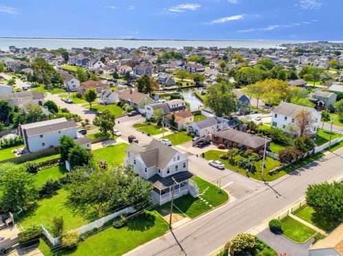 222 Cedar Ln, Babylon NY  11702-4417 exterior