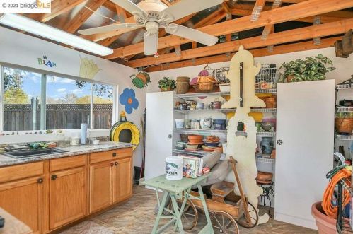 2884 Ln Dr, Concord CA 94518-2106 exterior