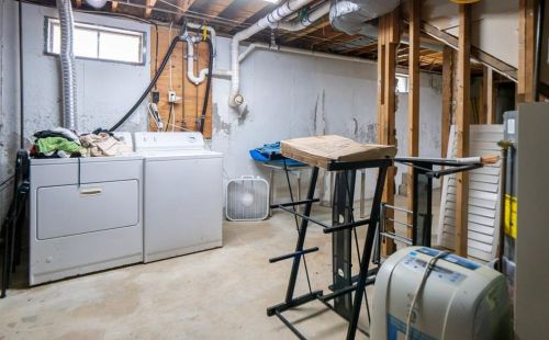 56 Gould St, Middletown RI 02840-2144 exterior