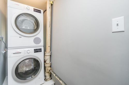 1831 Lyle Ave, Atlanta GA  30337-1204 exterior