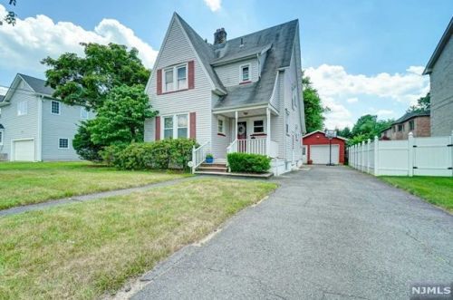 6 Holland Ave, Demarest, NJ 07627-2622