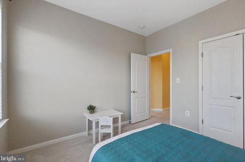 6747 Applemint Ln, Alexandria VA 22310-2649 exterior