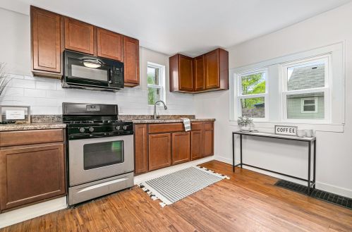 123 Travis St, Grand Rapids MI 49505-4638 exterior