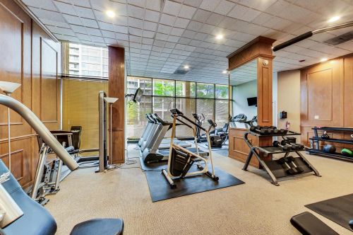 1540 La Salle Dr, Chicago IL 60610-1349 exterior