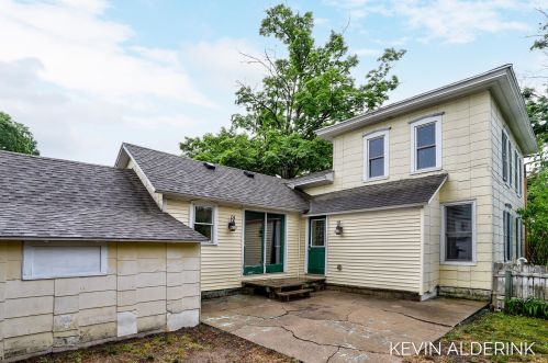 102 1st St, Fennville, MI 49408-7623