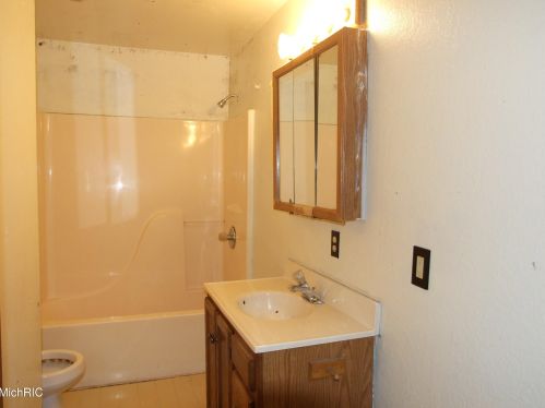 1196 Emerson Ave, Meskegon MI 49442-5205 exterior