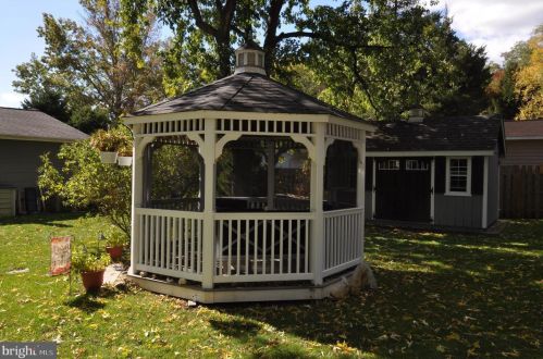 4 Hanover Dr, Cookstown NJ 08511-1005 exterior