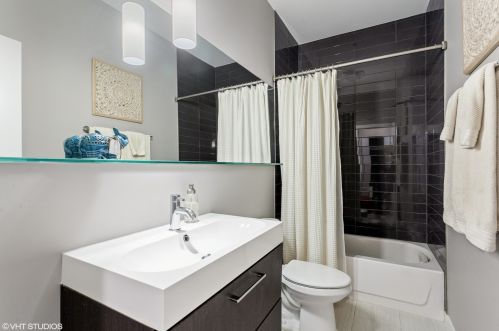 1939 Monticello Ave, Chicago IL 60647-2312 exterior