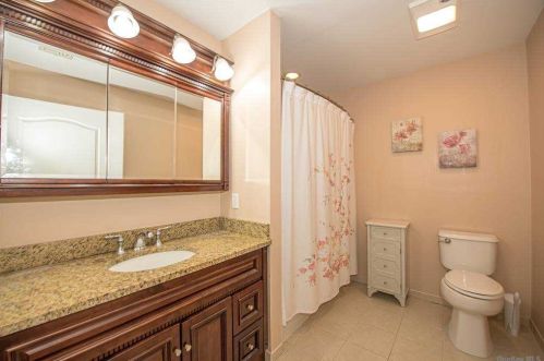 30 Della Dr, Babylon NY 11704-6240 exterior