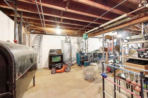 1 Indian Ter, Middletown RI 02842-5721 exterior