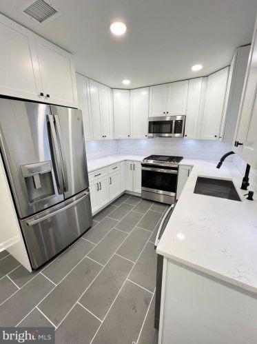 2 Groves Ave, Alexandria VA  22305-2507 exterior