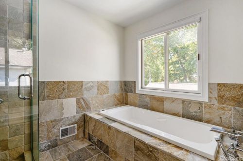 692 Appalachi St, Walled Lake MI  48390-1005 exterior