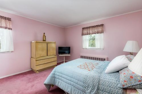 16 Barclay St, Huntington Station NY 11746-2619 exterior