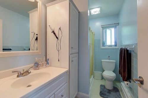 1 Indian Ter, Middletown RI 02842-5721 exterior