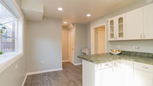 1901 Sunnyside Ave, Chicago IL 60630-3923 exterior