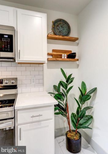 1303 Willow Street Pike, Lancaster PA  17602-4633 exterior