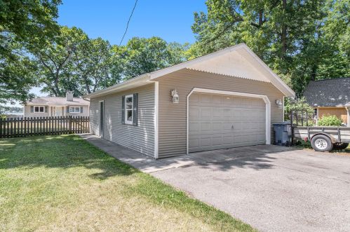 1024 Forest Dr, Kalamazoo, MI 49002-6312