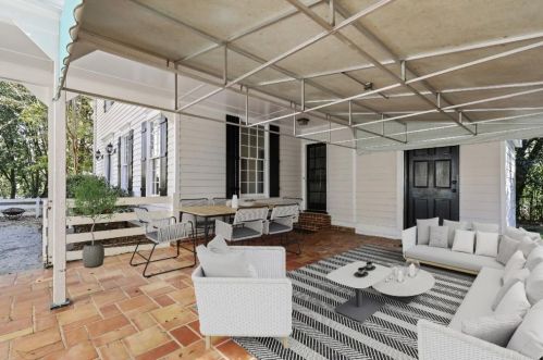 1386 Hanover West Dr, Atlanta GA 30327-1139 exterior