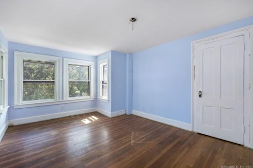 8 Un St, Milford CT 06460-4724 exterior