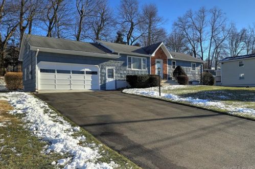 130 Mary Ellen Dr, Milford CT 06460-6928 exterior