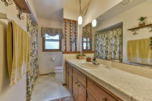 1811 Holmes Ct, Milwaukee WI 53221-3546 exterior