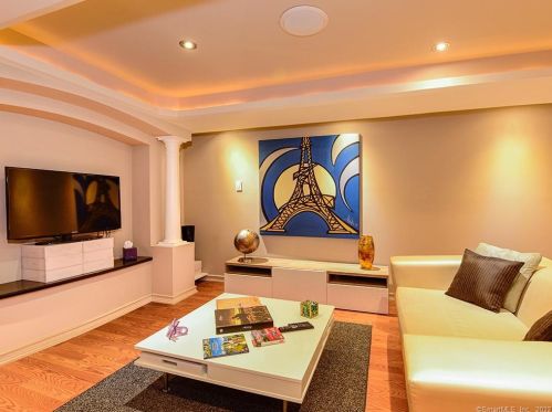 96 Juniper Dr, Milford CT 06461-9118 exterior