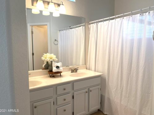 17420 2nd Ave, Phoenix AZ  85023-6573 exterior