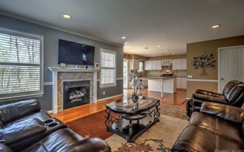 31 Lookout Hl Rd, Milford CT 06461-1878 exterior