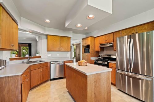 9372 Clovernook St, Milwaukee WI 53224-5211 exterior