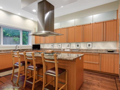 2042 Cleveland Ave, Chicago IL 60614-4509 exterior