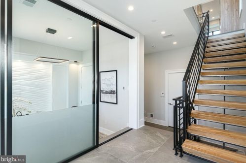 722 Broad St, Philadelphia, PA 19146-2240