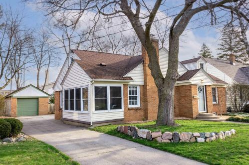 945 Eleanor St, Grand Rapids MI 49505-4305 exterior