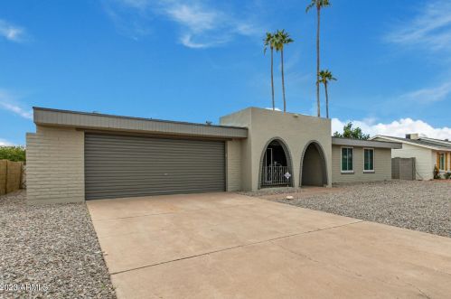 9040 40th Dr, Phoenix, AZ 85051-3208