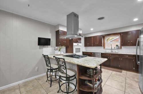 229 Elmwood St, Huntsville TX 77320-3408 exterior