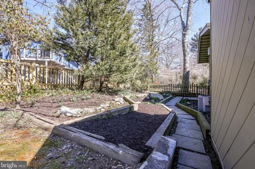 7804 Ridgecrest Dr, Alexandria VA 22308-1053 exterior