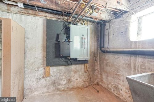 7017 Glenloch St, Philadelphia PA 19135-2223 exterior