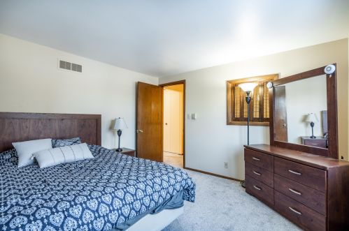 5135 Camelot Ln, Milwaukee WI 53221-3121 exterior