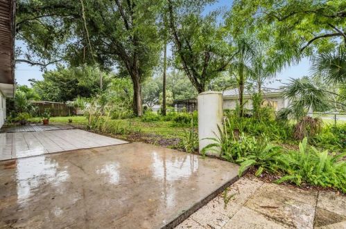 528 Crestover Dr, Tampa FL 33617-3852 exterior