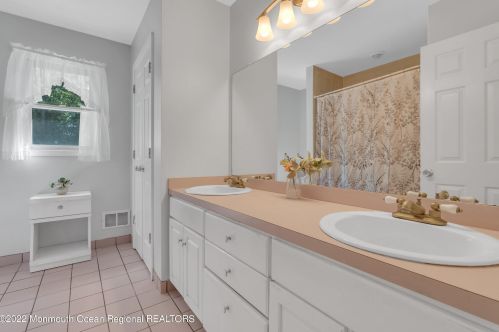 5 Dickens Ct, Jackson Twp NJ  08527-2844 exterior