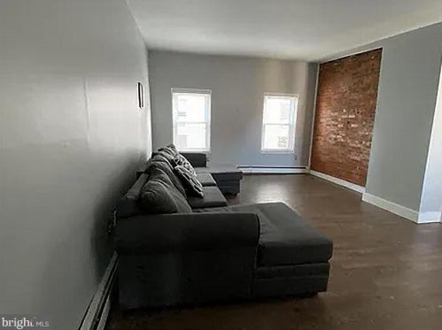 324 18 St, Philadelphia PA 19140-1014 exterior