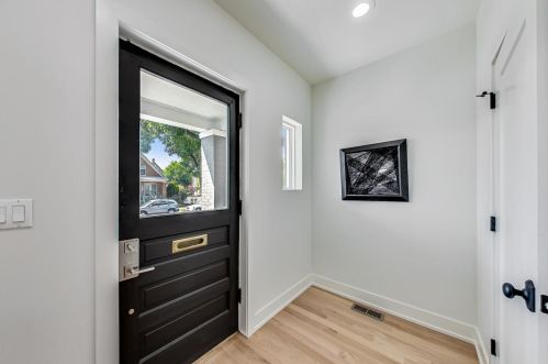 2830 Barry Ave, Chicago IL  60618-7016 exterior