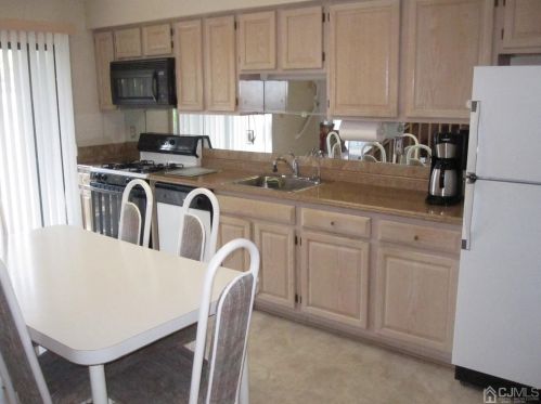 143 Linda Ln, Edison NJ 08820-4509 exterior